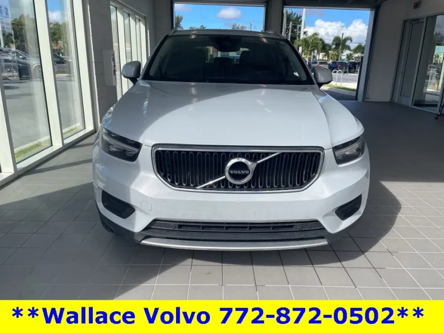 2022 Volvo XC40 Momentum photo 1