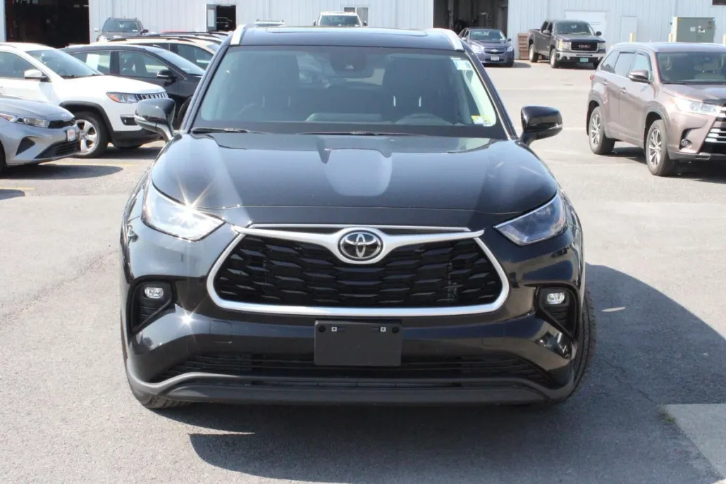 2023 Toyota Highlander L photo 1
