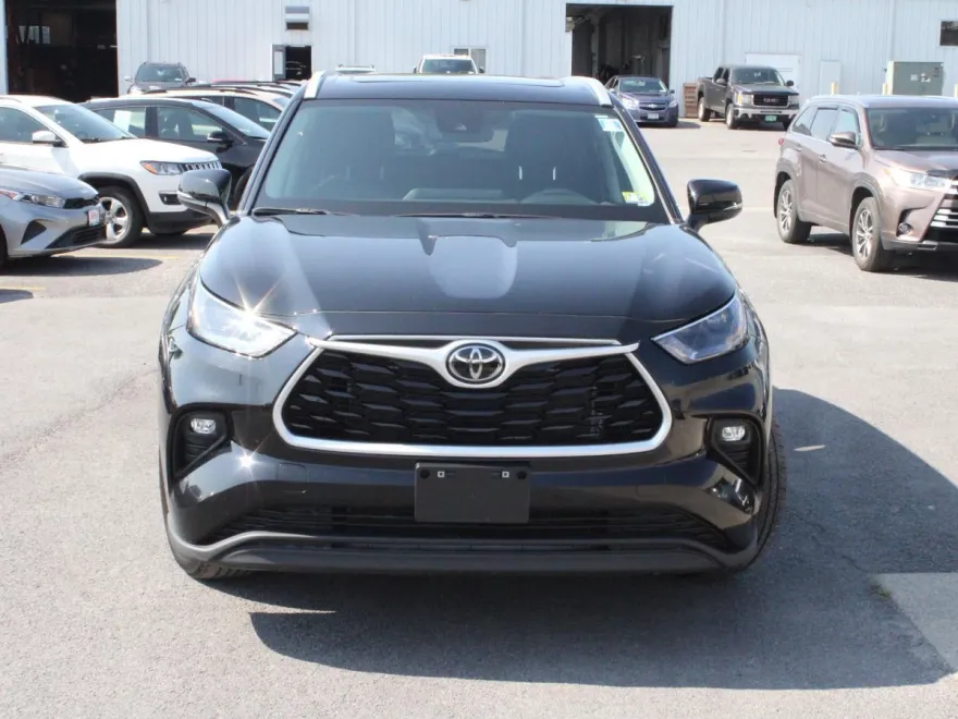 2023 Toyota Highlander L photo 1