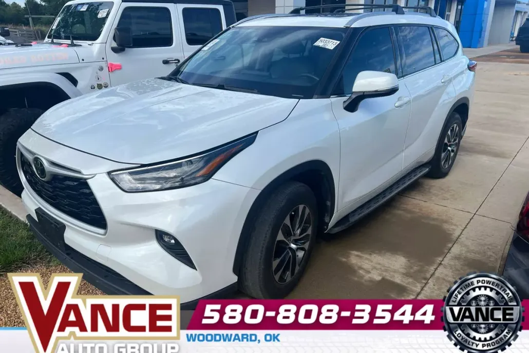 2022 Toyota Highlander XLE photo 1