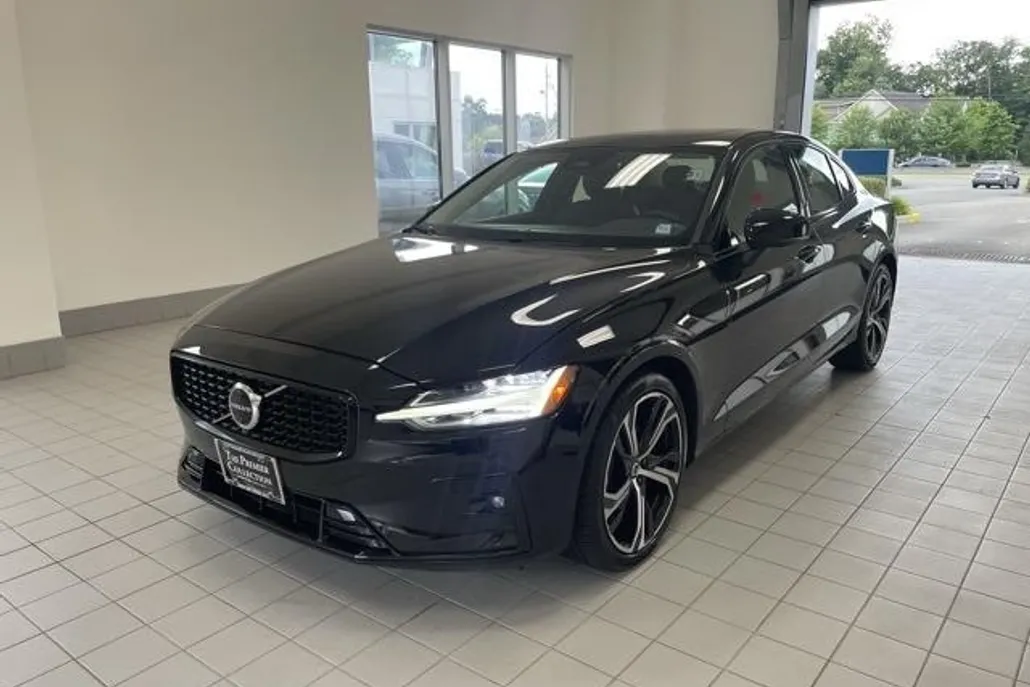 2025 Volvo S60 B5 Plus photo 1