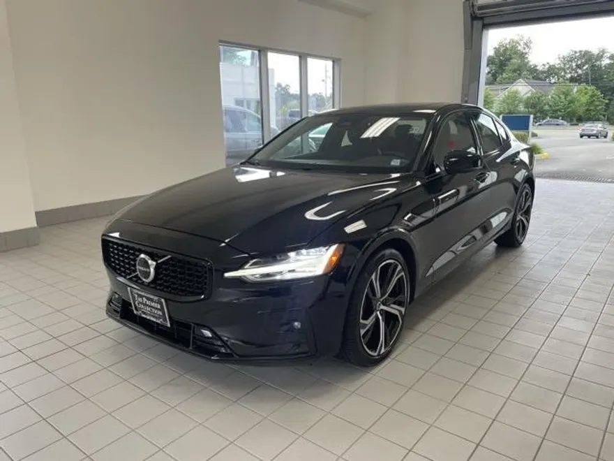 2025 Volvo S60 B5 Plus photo 1