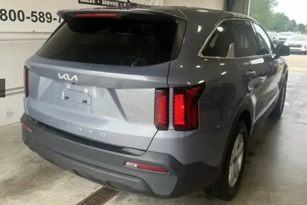 2022 Kia Sorento LX photo 1