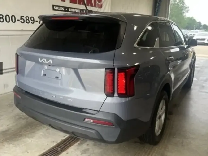 2022 Kia Sorento LX photo 1