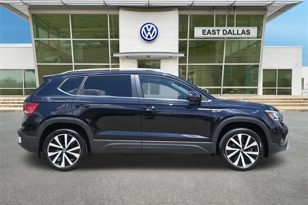 2024 Volkswagen Taos SE photo 1