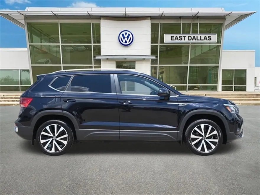 2024 Volkswagen Taos SE photo 1