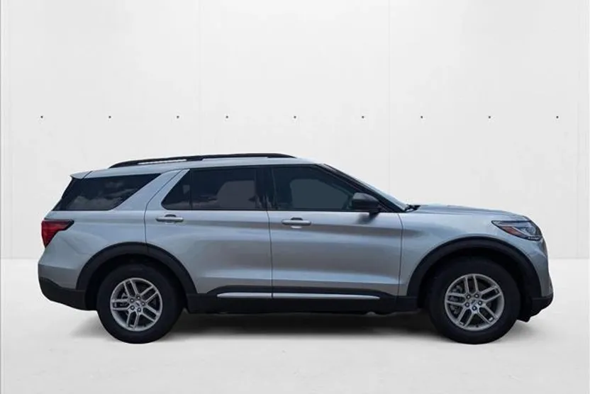 2025 Ford Explorer photo 1