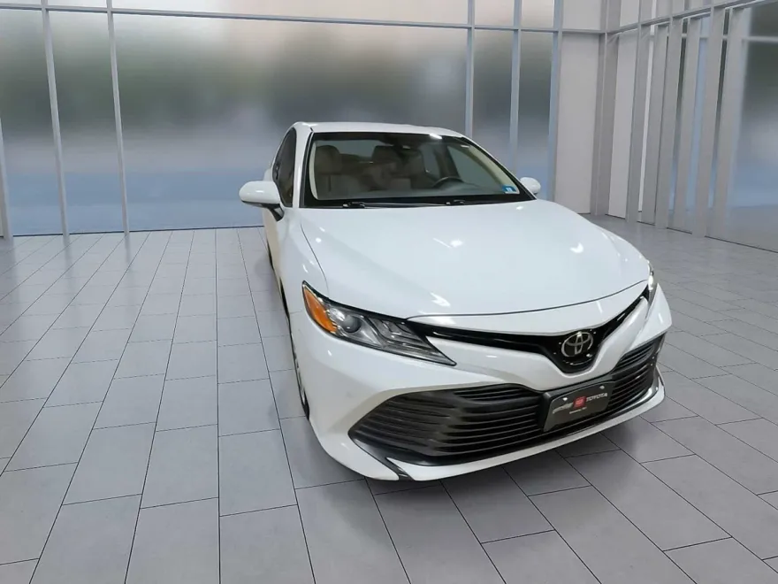 2018 Toyota Camry XLE photo 1