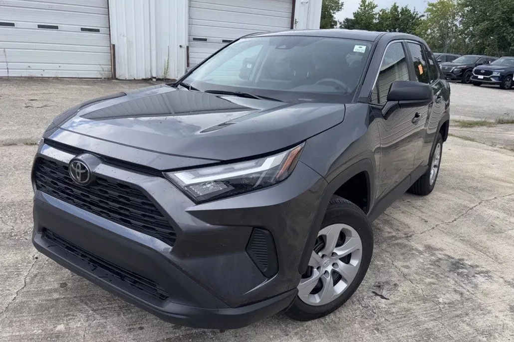 2024 Toyota RAV4 LE photo 1