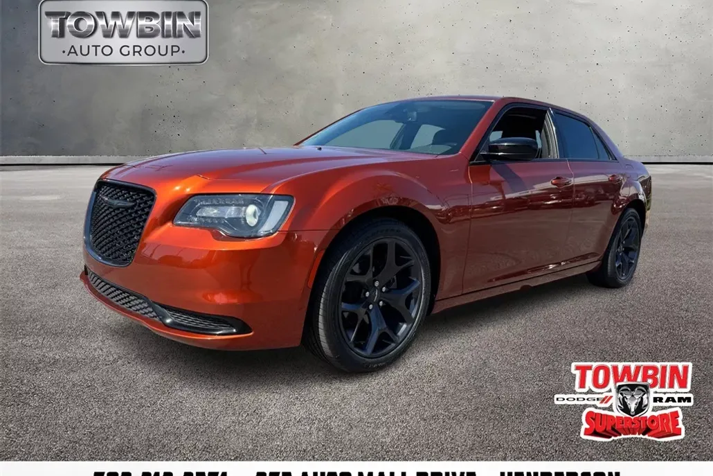 2021 Chrysler 300 Touring photo 1