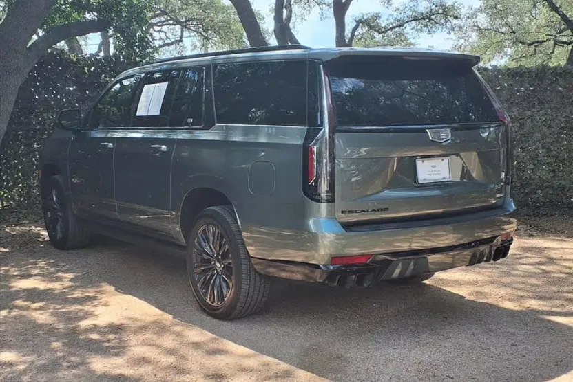 2023 Cadillac Escalade ESV photo 1
