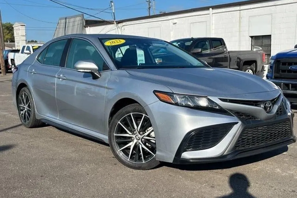 2022 Toyota Camry SE photo 1