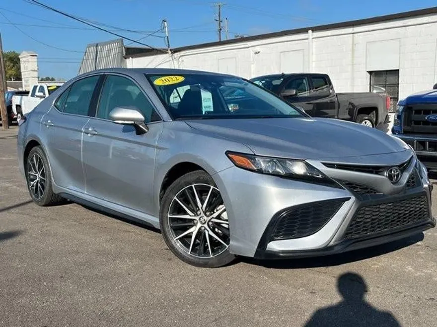 2022 Toyota Camry SE photo 1