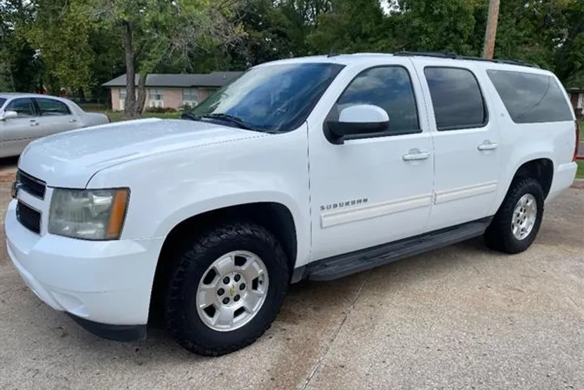 2011 Chevrolet Suburban LT 1500 photo 1