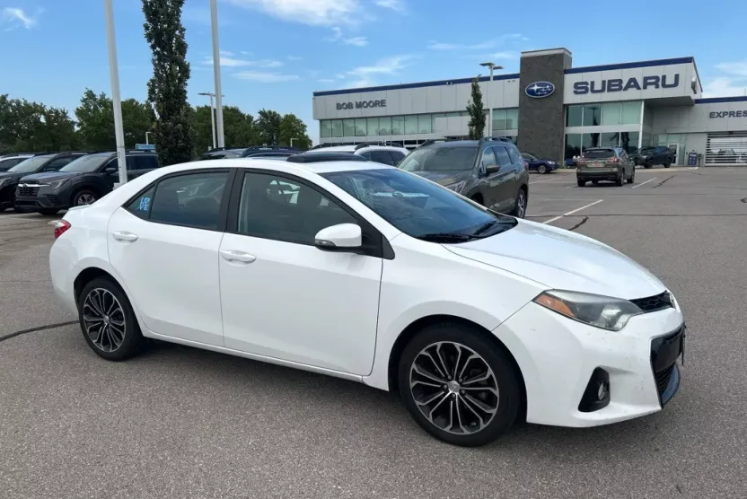 2015 Toyota Corolla L photo 1