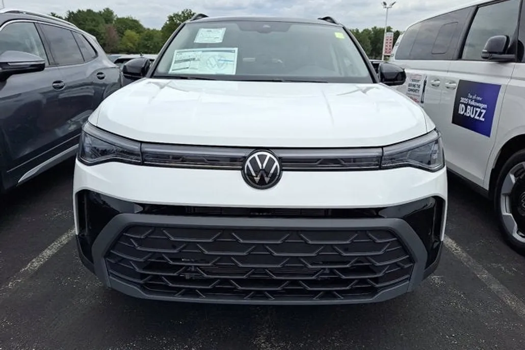 2025 Volkswagen Taos SE photo 1