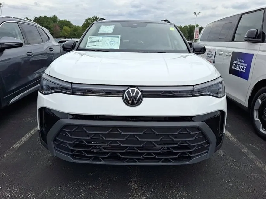 2025 Volkswagen Taos SE photo 1