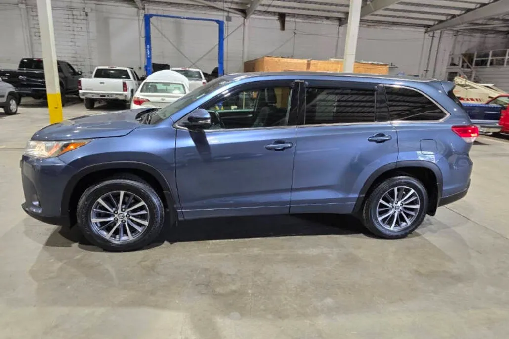 2017 Toyota Highlander XLE photo 1