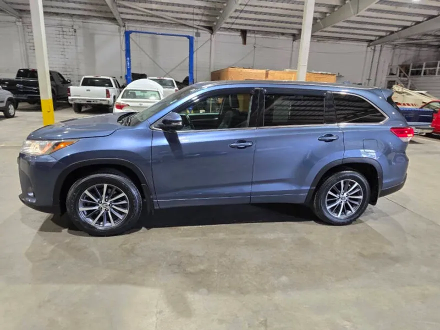 2017 Toyota Highlander XLE photo 1