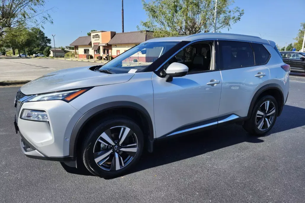 2023 Nissan Rogue SL photo 1