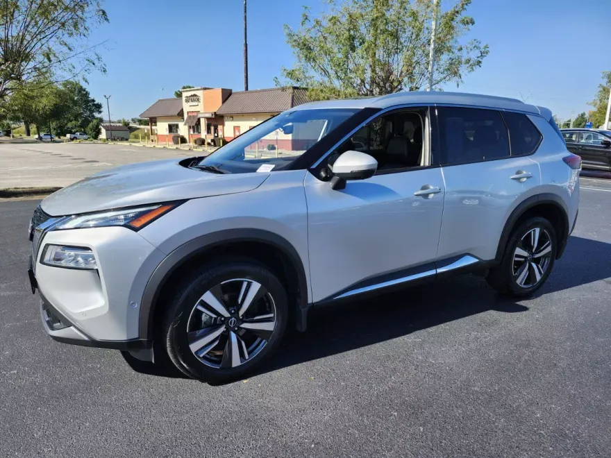 2023 Nissan Rogue SL photo 1