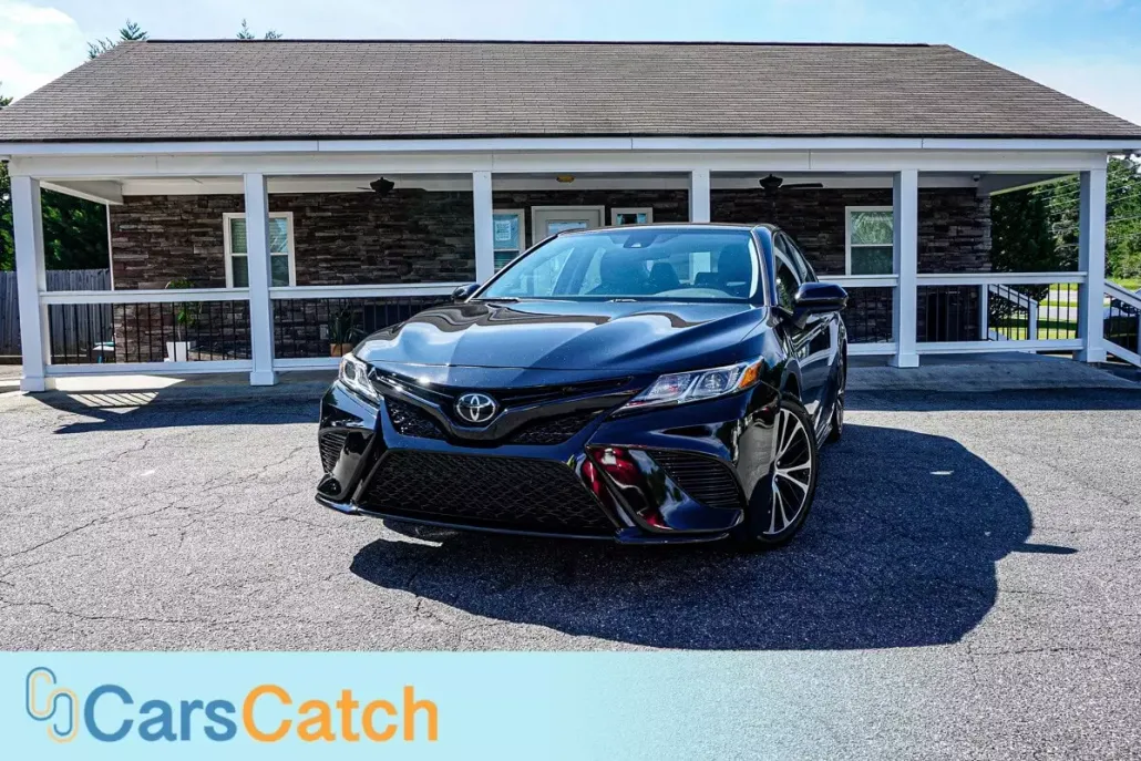 2020 Toyota Camry SE photo 1