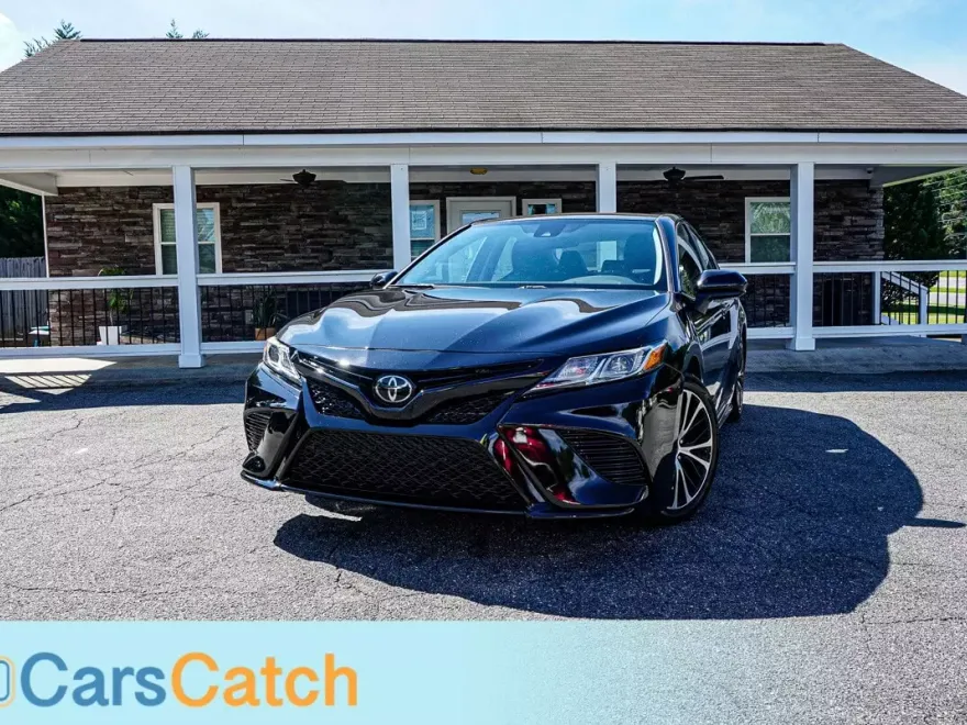 2020 Toyota Camry SE photo 1
