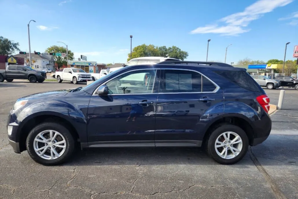 2017 Chevrolet Equinox LT photo 1