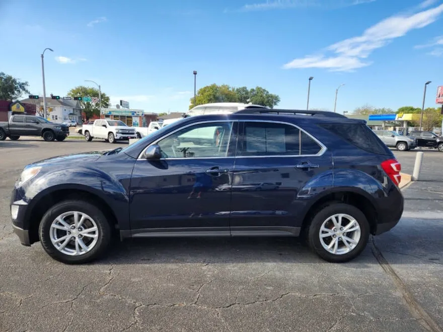 2017 Chevrolet Equinox LT photo 1