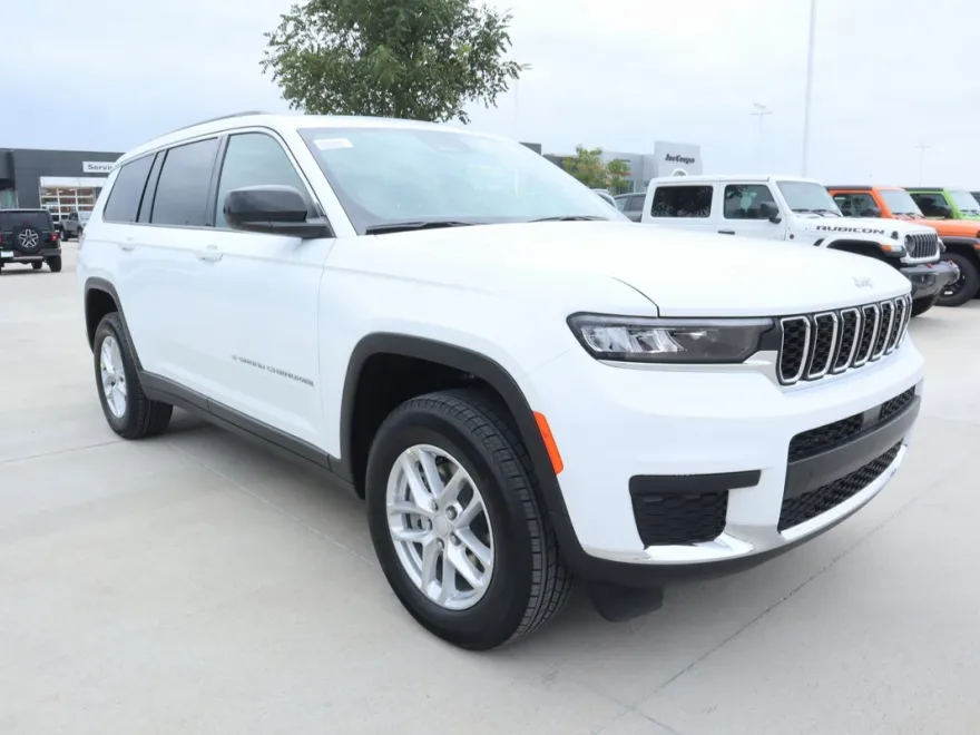 2025 Jeep Grand Cherokee Laredo photo 1