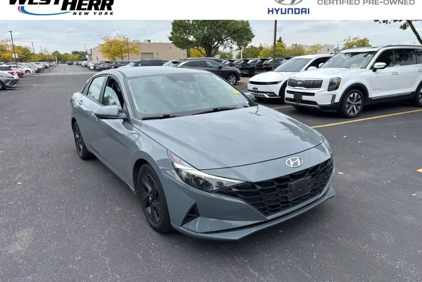 2022 Hyundai Elantra SEL photo 1