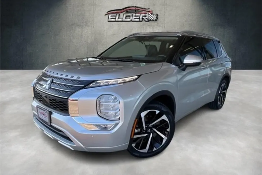 2024 Mitsubishi Outlander SEL photo 1