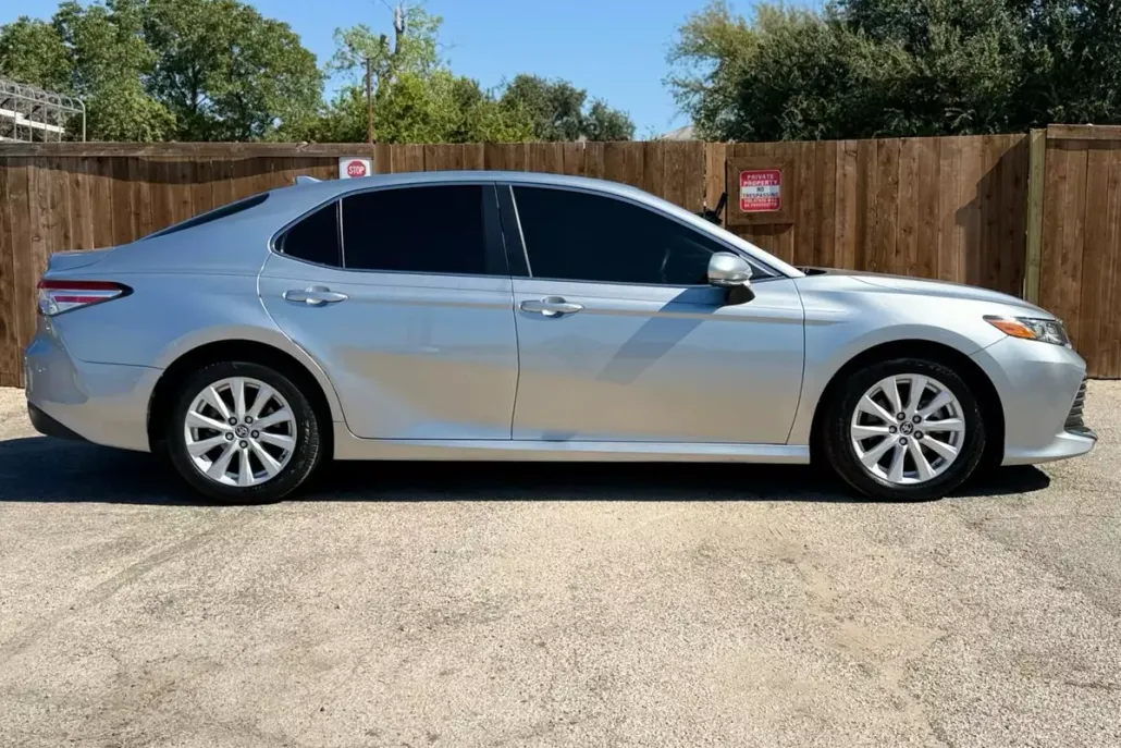 2020 Toyota Camry LE photo 1