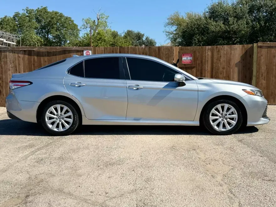 2020 Toyota Camry LE photo 1