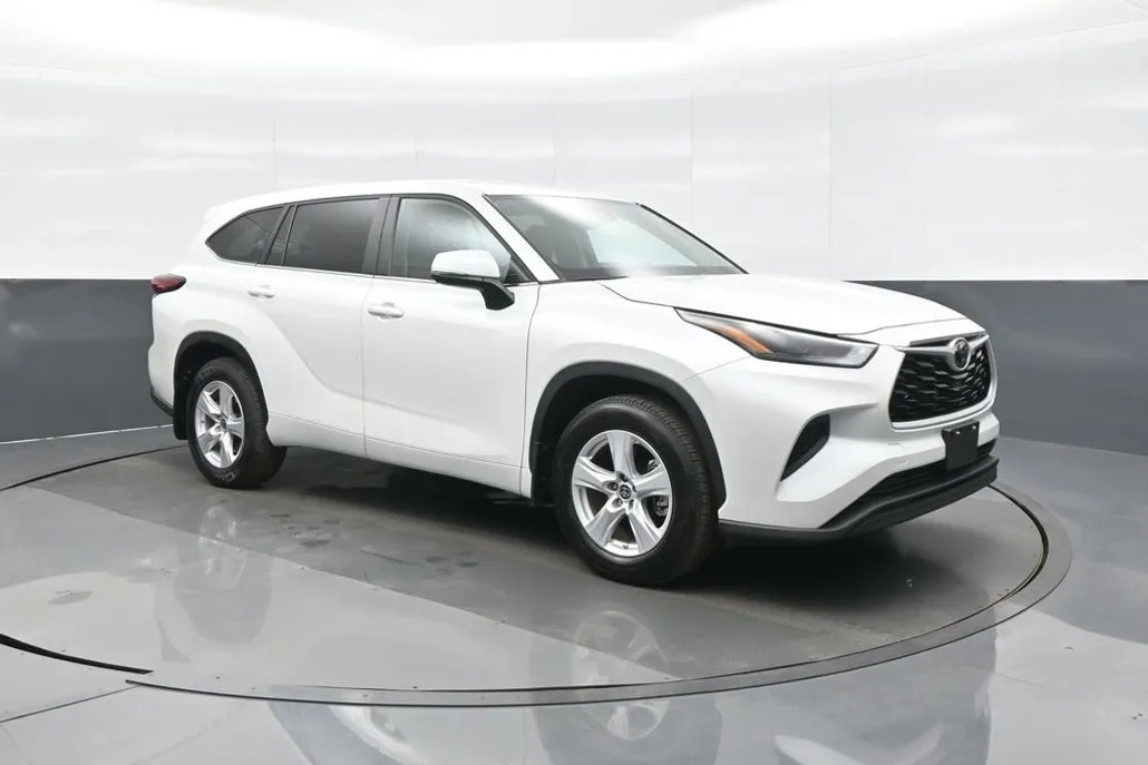 2023 Toyota Highlander L photo 1