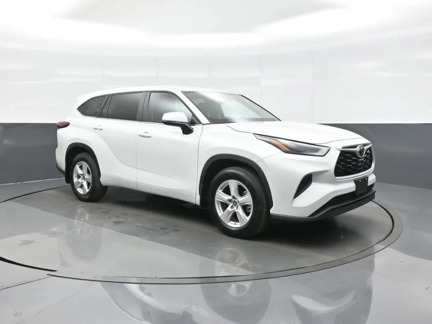 2023 Toyota Highlander L photo 1