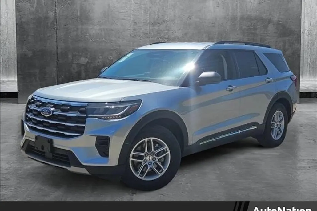 2025 Ford Explorer photo 1