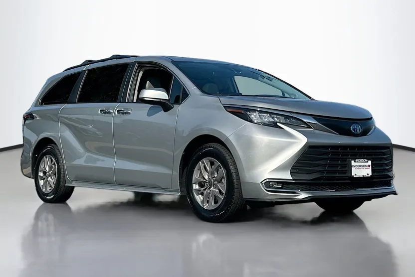 2023 Toyota Sienna XLE photo 1
