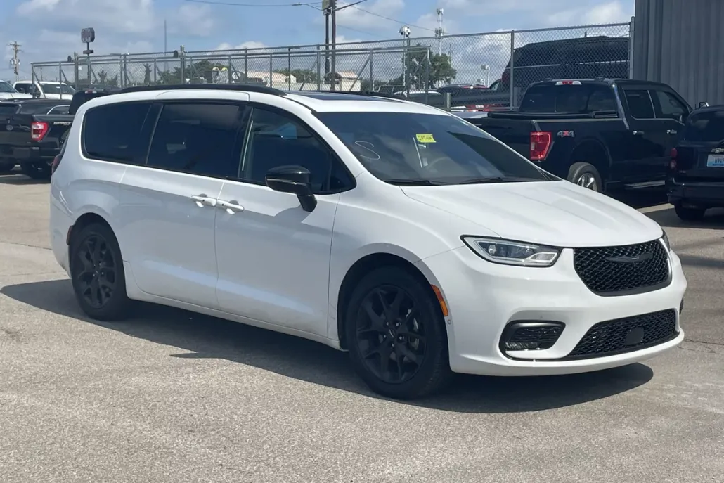 2024 Chrysler Pacifica Limited photo 1