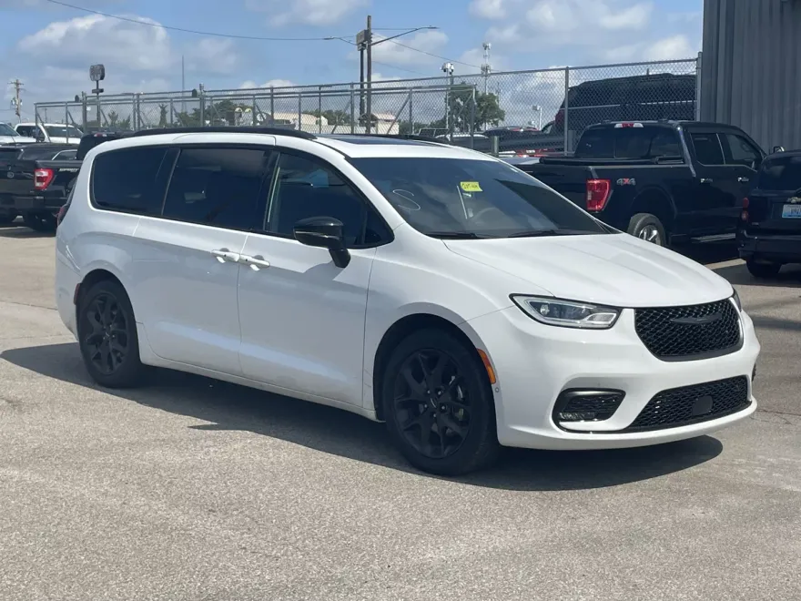 2024 Chrysler Pacifica Limited photo 1