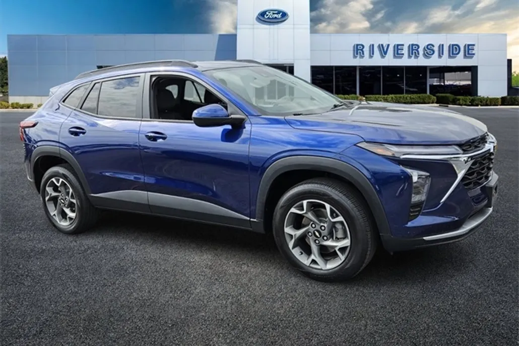 2024 Chevrolet Trax LT photo 1