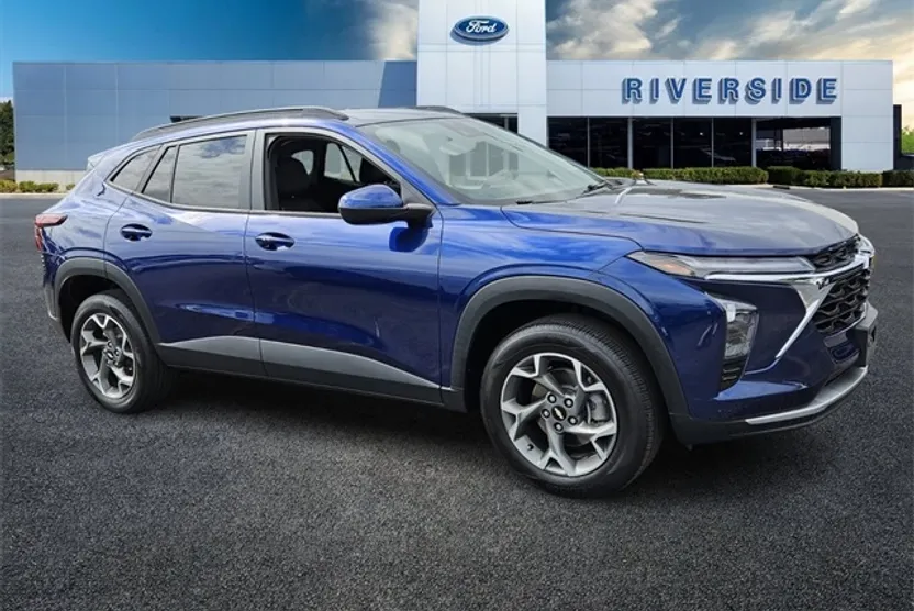 2024 Chevrolet Trax LT photo 1