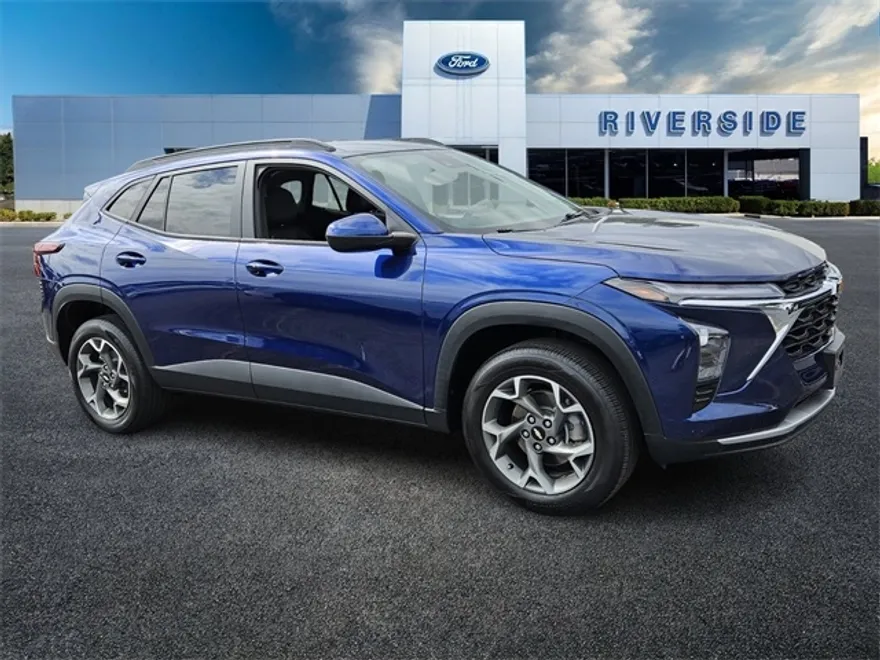 2024 Chevrolet Trax LT photo 1