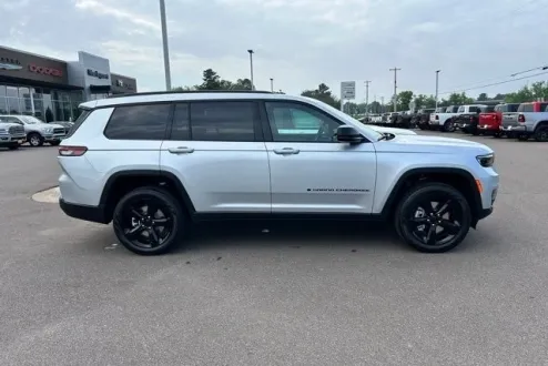 2025 Jeep Grand Cherokee Limited photo 2