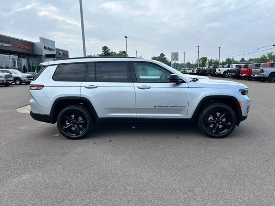 2025 Jeep Grand Cherokee Limited photo 2