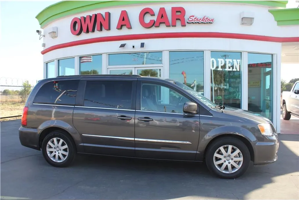 2016 Chrysler Town & Country Touring photo 1