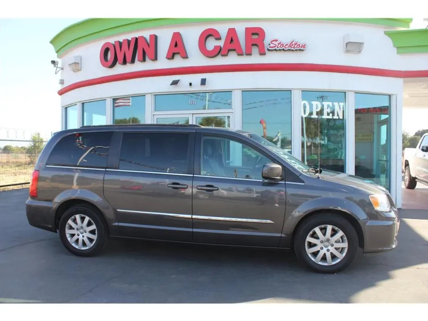 2016 Chrysler Town & Country Touring photo 1