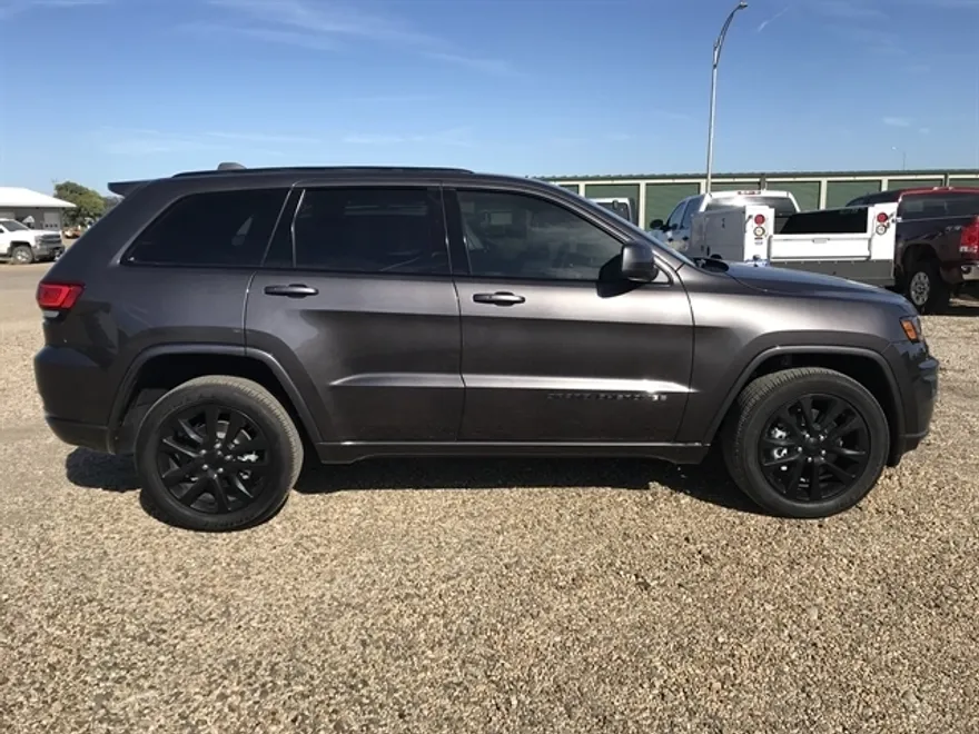 2021 Jeep Grand Cherokee Laredo X Altitude photo 1