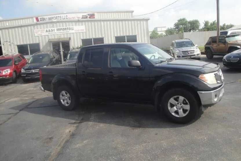 2010 Nissan Frontier SE Crew Cab photo 1