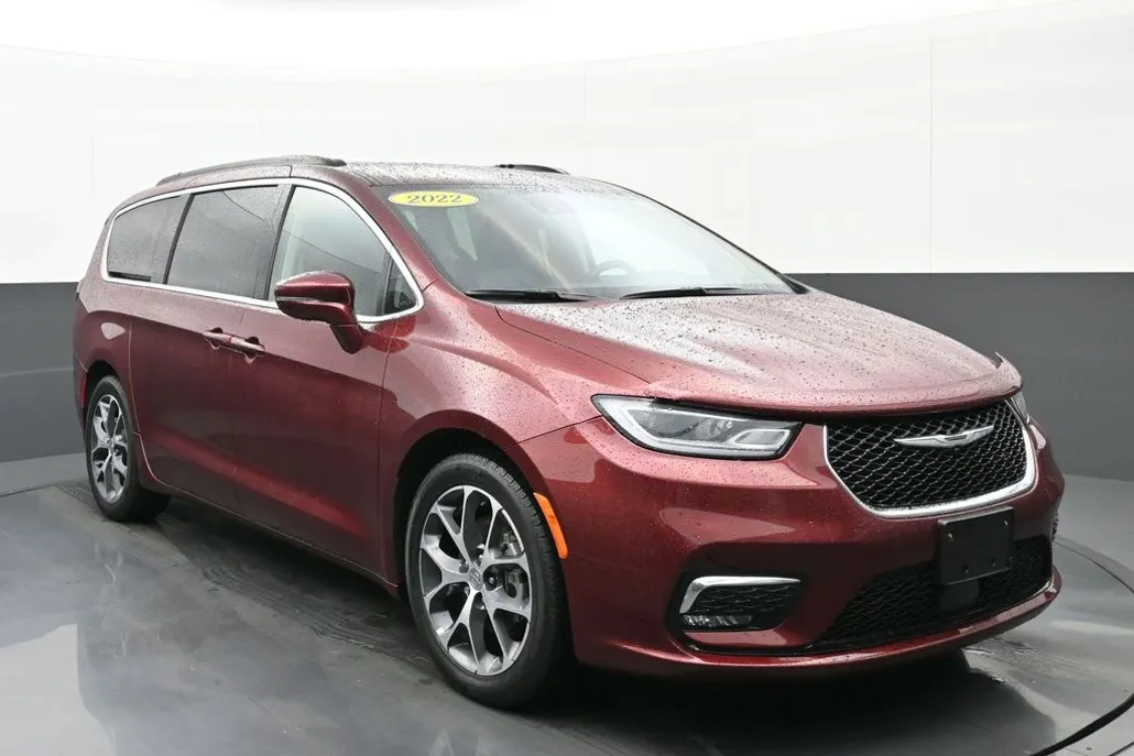 2022 Chrysler Pacifica Touring L photo 1